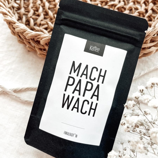 Geschenkbeutel schwarz mit der Aufschrift mach papa wach